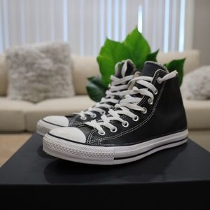 High top Converse shoes( 99% NEW)